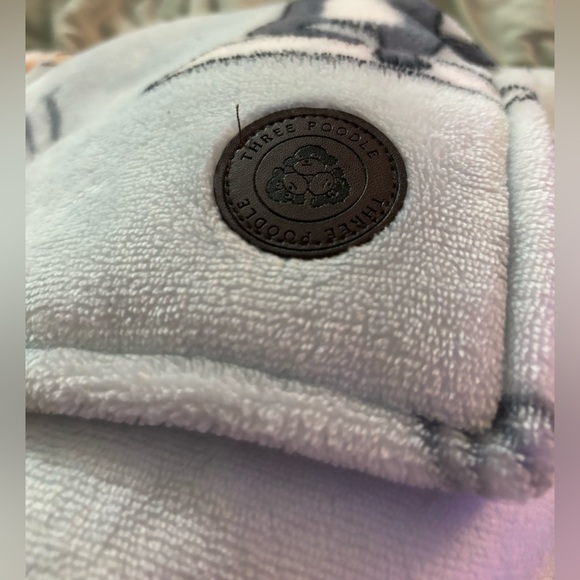 NWOT Three poodle extra long blanket hoodie in cat yoga print - Picture 8 of 8